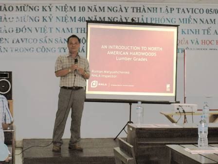 Tổng giám đốc công ty cổ phần Tân Vĩnh Cửu - Ông Võ Quang Hà phát biểu trước buổi học.